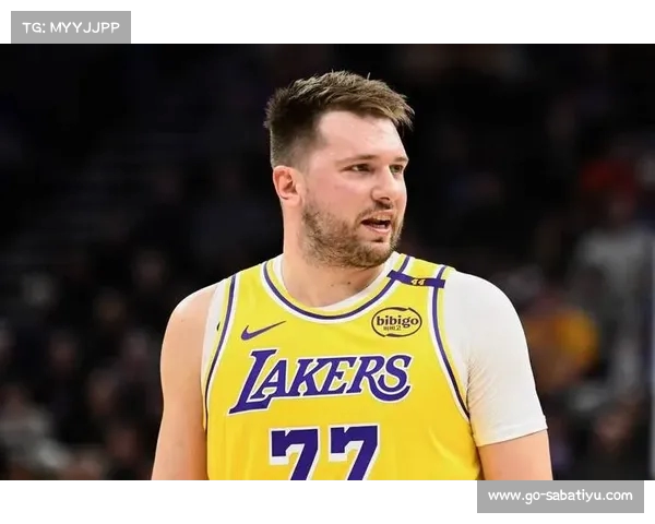 东契奇防守失误导致篮板被轻松拿走,怀特把握机会抢得篮板(nba的东契奇) 东契奇防守失误导致篮板被轻松拿走,怀特把握机会抢得篮板(nba的东契奇)